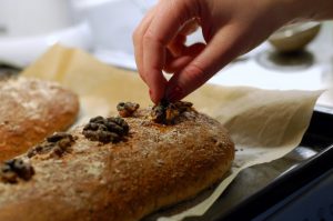 Grovt rågbröd – recept på härligt grovt bröd med surdeg.