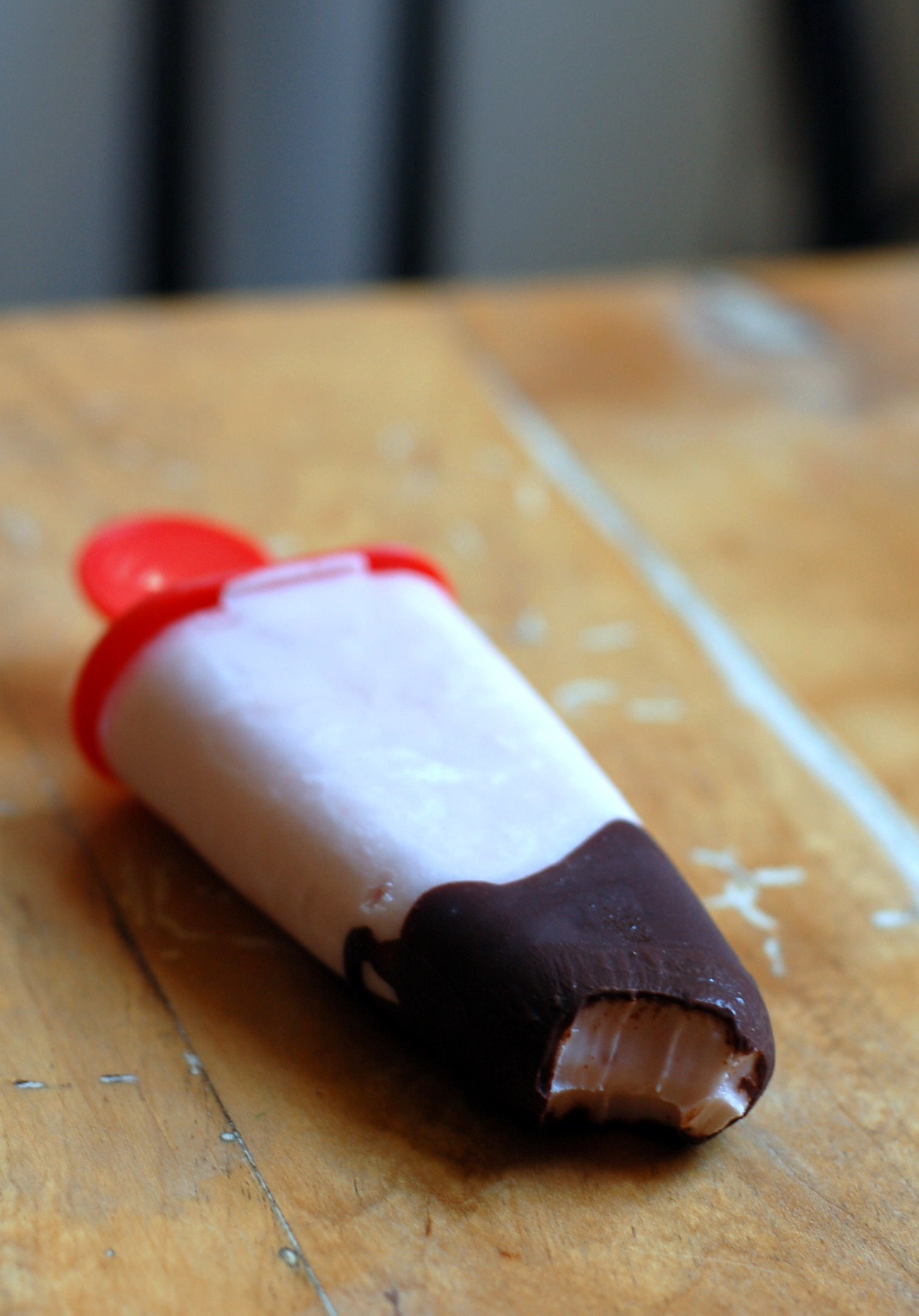 Yoghurtglass med jordgubb och choklad