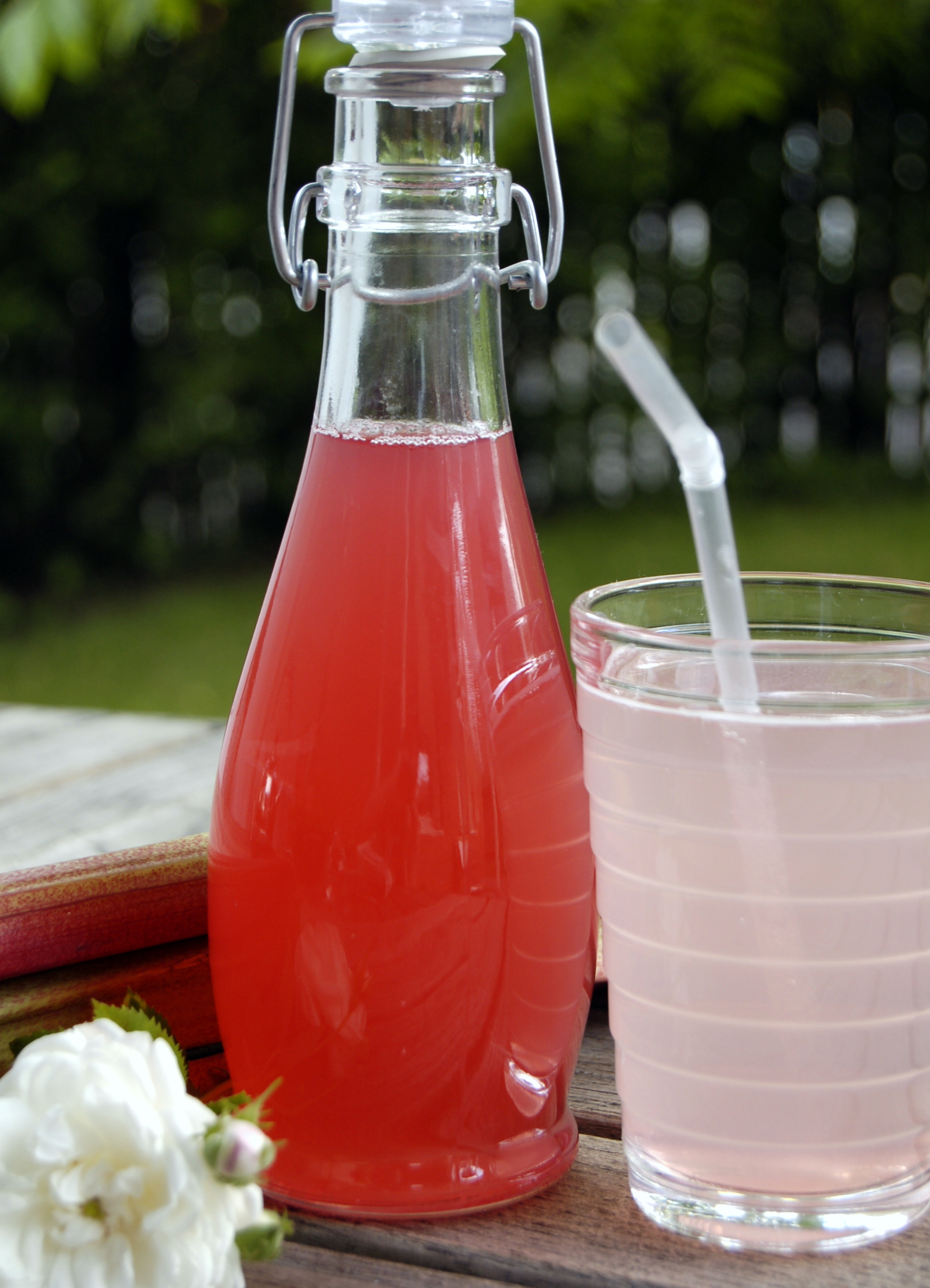 Fyra sötsaker med rabarber