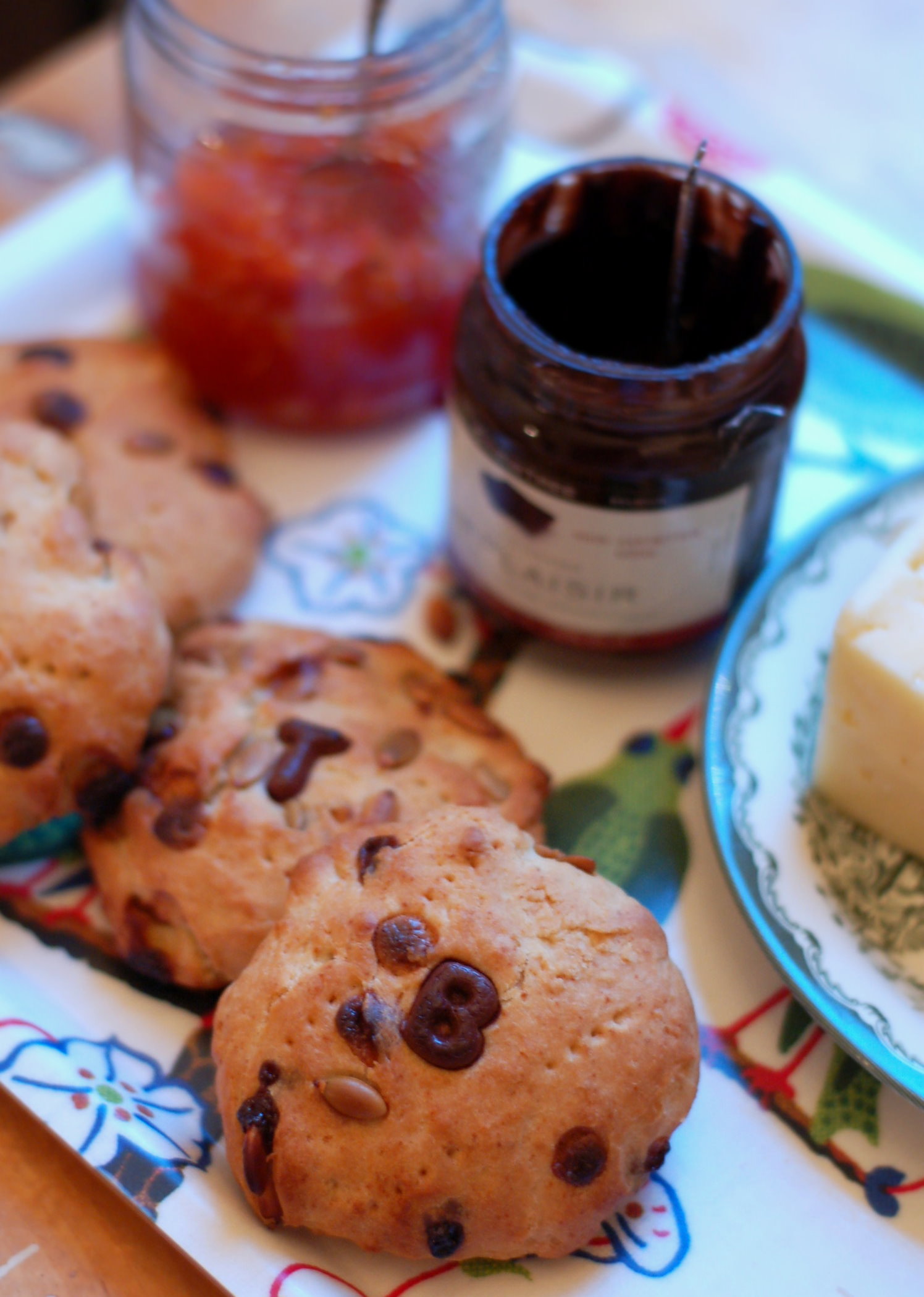 Scones med choklad och pumpafrö