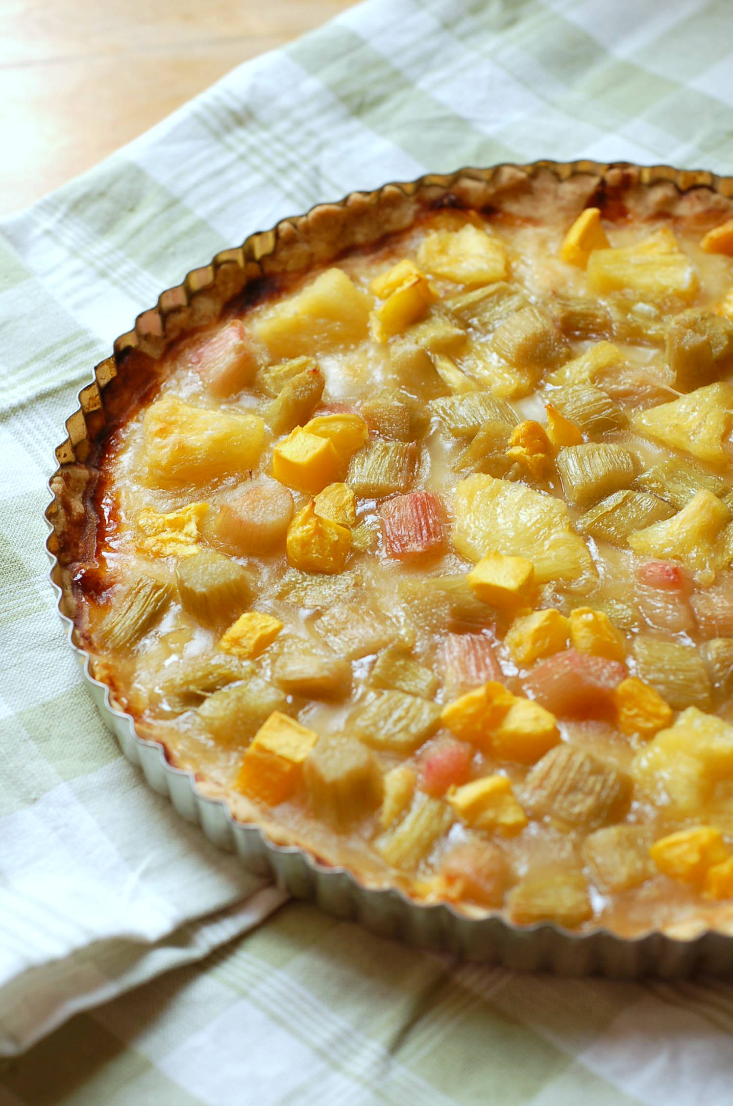 Fruktpaj med ananas och rabarber