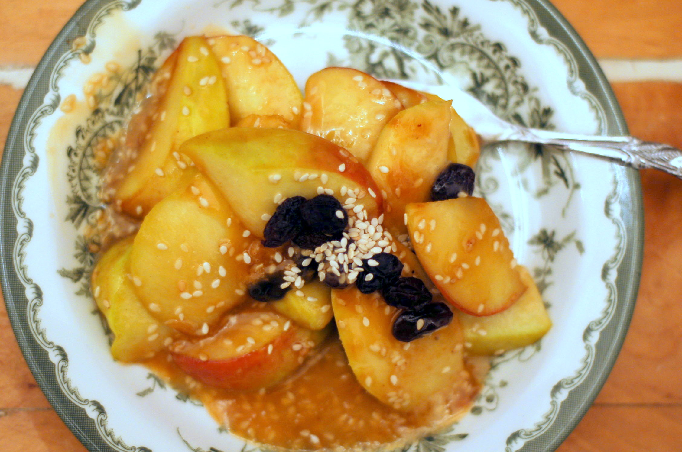 Sesamäpplen med sirapssås