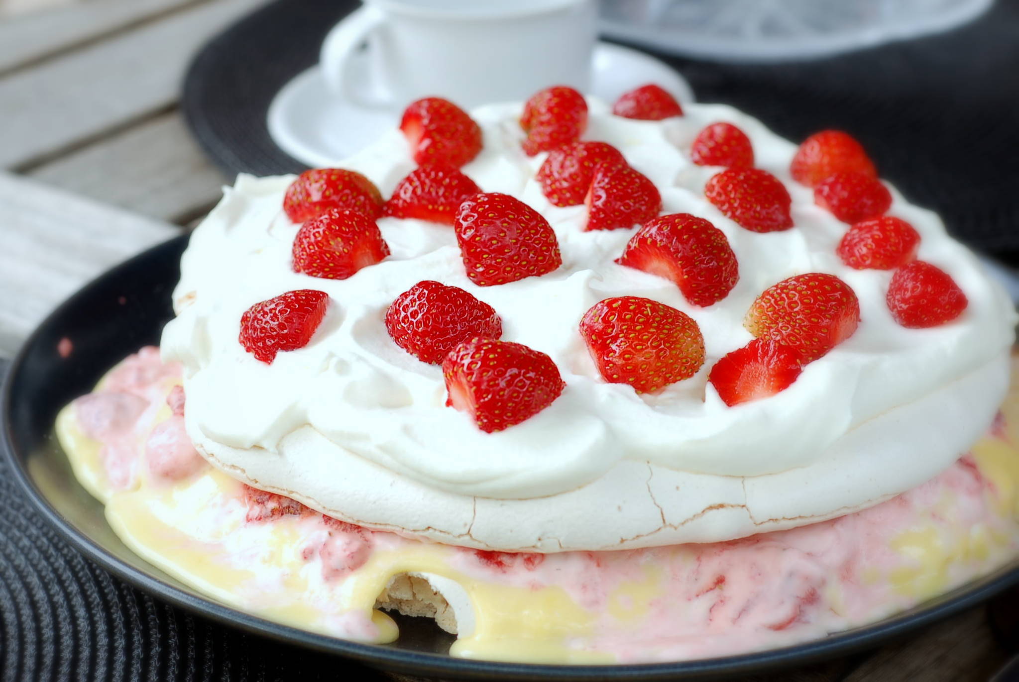 Hallonmoussetårta med maräng och jordgubbar