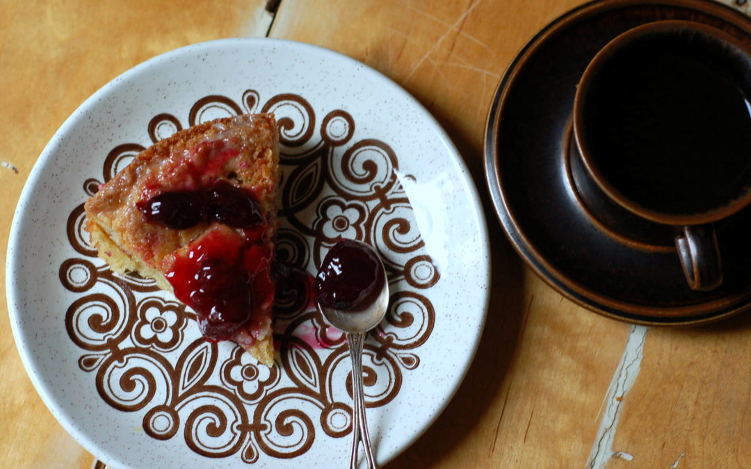 Smörkaka med varm körsbärssylt