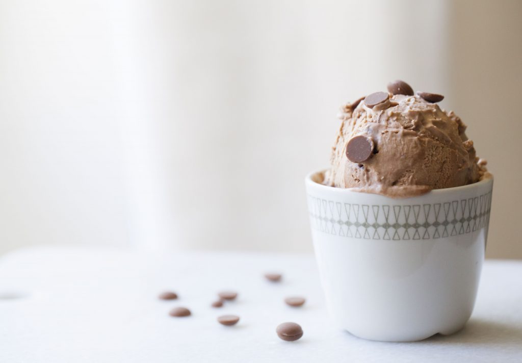 recept på enkel chokladglass med två ingredienser