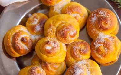 Lussebullar med créme fraiche.